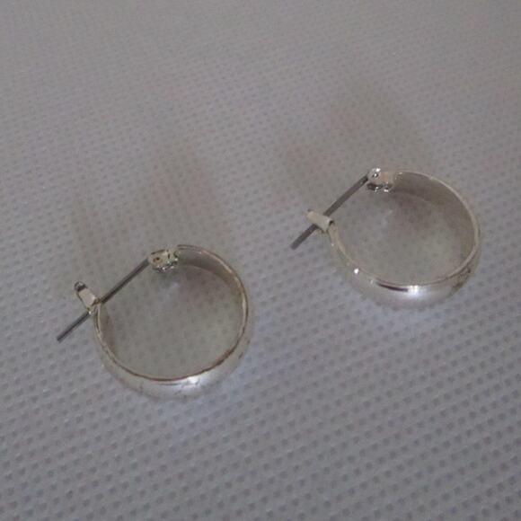 Vintage 90s Small Silver Tone Hoop Earrings 1” Latch Back Nickel Free Minimalist - Picture 10 of 17